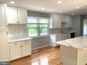 9725 Cinnamon Creek Dr in Vienna, VA - Building Photo - Building Photo