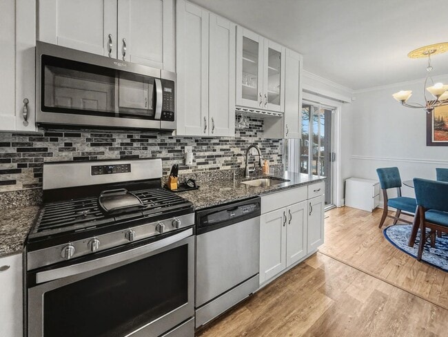 12121 Livingston St in Silver Spring, MD - Foto de edificio - Building Photo