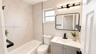2332 Roosevelt St, Unit 3-2 in Hollywood, FL - Building Photo