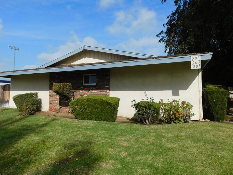 201-205 Turf Dr in Placentia, CA - Foto de edificio