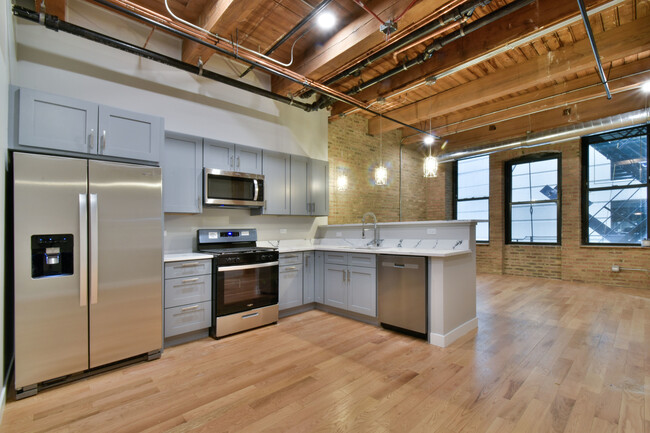 11 E Illinois St in Chicago, IL - Building Photo - Building Photo