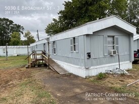5030 E Broadway St in North Little Rock, AR - Building Photo