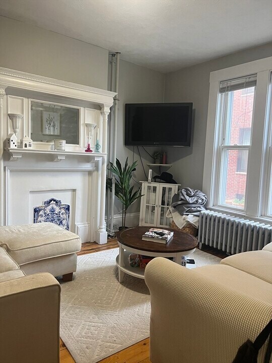 211 Athens St in Boston, MA - Building Photo