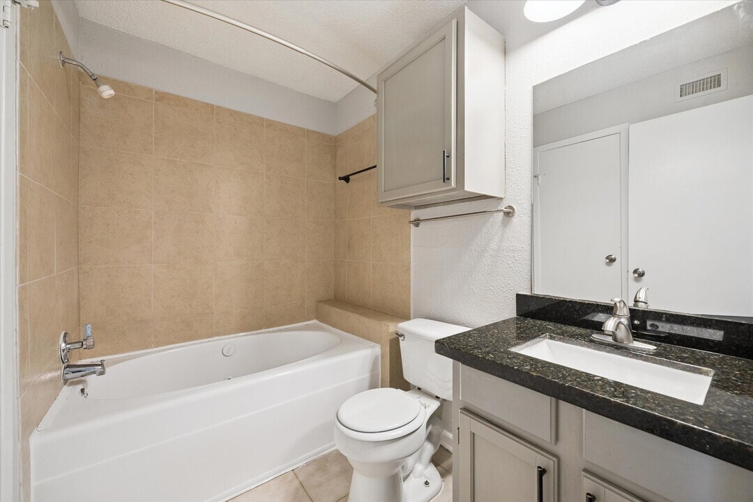 1710 W T C Jester Blvd in Houston, TX - Building Photo