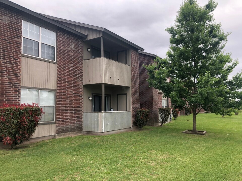 1611 S 3rd St in Ganado, TX - Building Photo