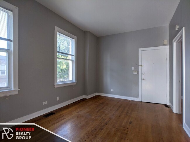 2259 W Hirsch St, Unit 2259-1W in Chicago, IL - Building Photo - Building Photo