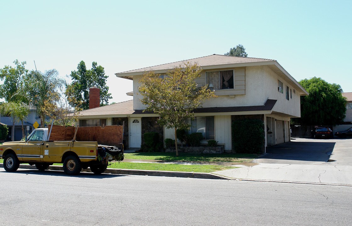 1931 E Coral Ave in Orange, CA - Foto de edificio