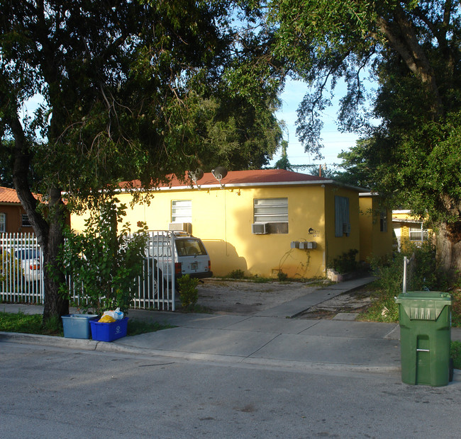 6830 NW 5th Ave in Miami, FL - Building Photo - Building Photo