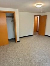 12 Hayes St, Unit Lower Level in New Britain, CT - Foto de edificio - Building Photo