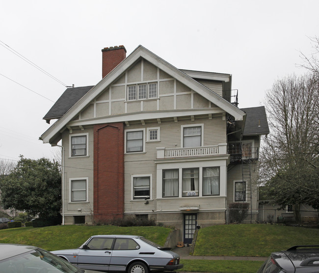 2108 SE Taylor St in Portland, OR - Building Photo - Building Photo