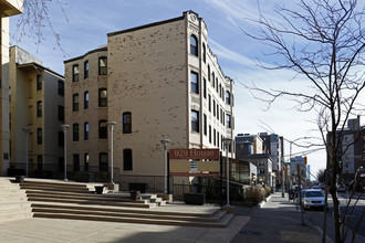 925 Massachusetts Ave in Cambridge, MA - Foto de edificio - Building Photo