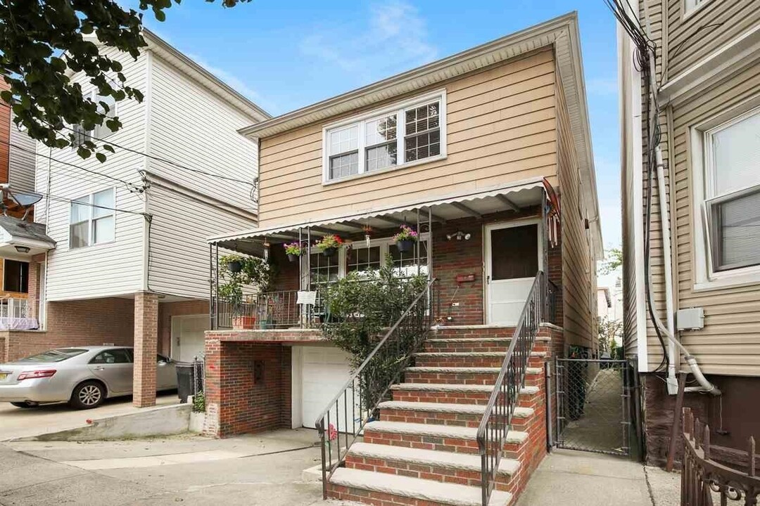 114 Charles St, Unit #2 in Jersey City, NJ - Building Photo