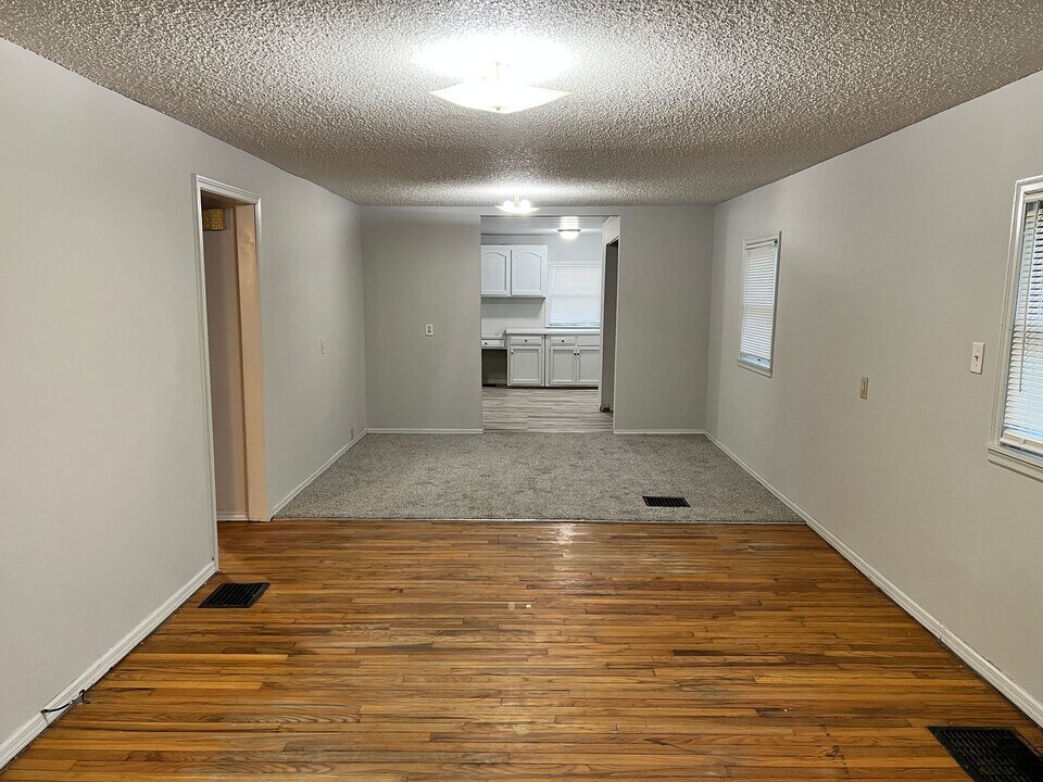 15301 E Mayes Rd in Independence, MO - Building Photo