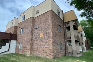 715 N 40th St in Grand Forks, ND - Building Photo