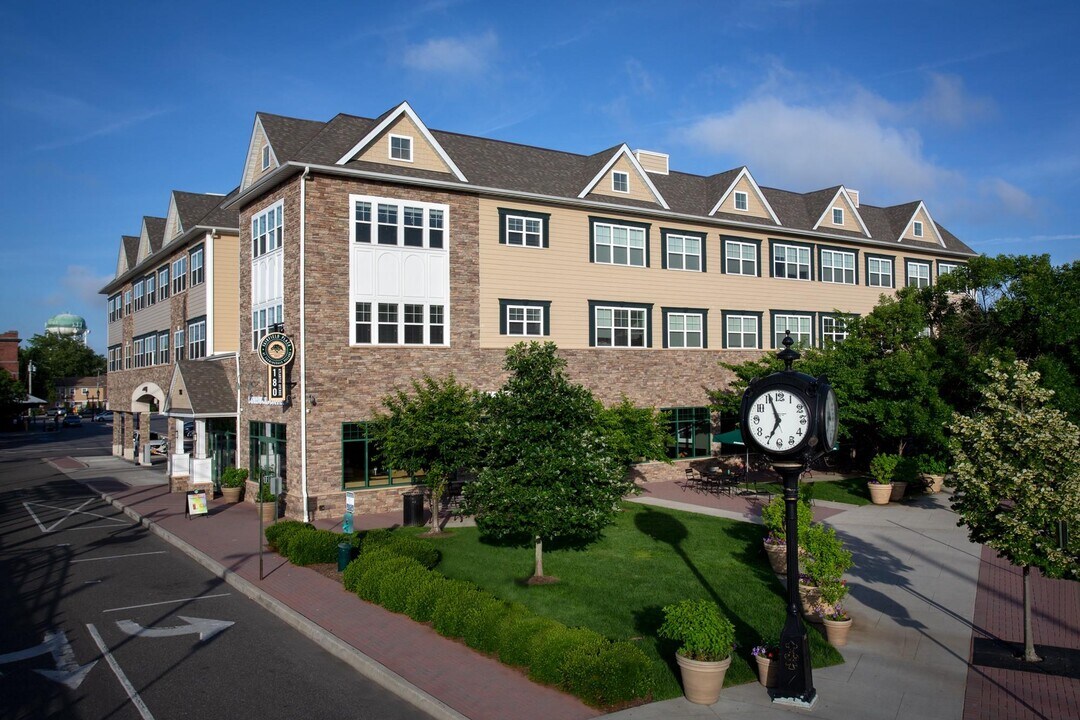 180 Atlantic Ave in Farmingdale, NY - Building Photo