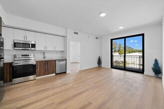 2479 NE 192 St in Miami, FL - Foto de edificio - Building Photo