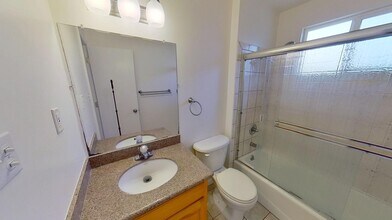 Beautiful Santa Clara home with fenced bac in Santa Clara, CA - Building Photo - Building Photo