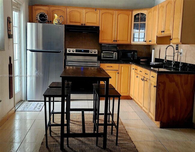 5843 SW 61st St in Miami, FL - Building Photo - Building Photo