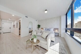 36 NE 2nd St in Miami, FL - Building Photo - Building Photo