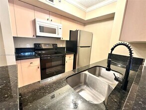 2457 Centergate Dr, Unit UPDATED SPACIAS #207 in Miramar, FL - Building Photo - Building Photo