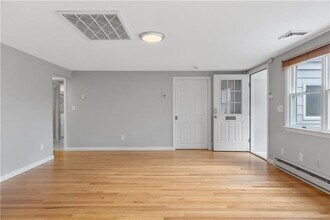 483 Boston Neck Rd in Narragansett, RI - Building Photo - Building Photo