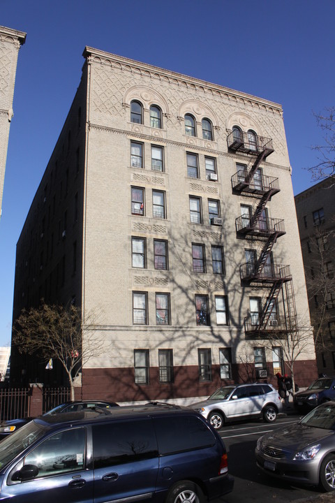 923 Walton Ave in Bronx, NY - Building Photo