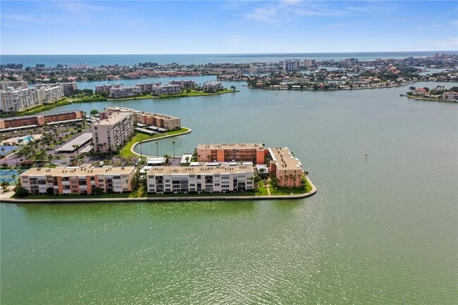 7645 Sun Island Dr S in South Pasadena, FL - Building Photo - Building Photo