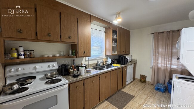 64 Beaucourt Rd in Hamilton, ON - Building Photo - Building Photo