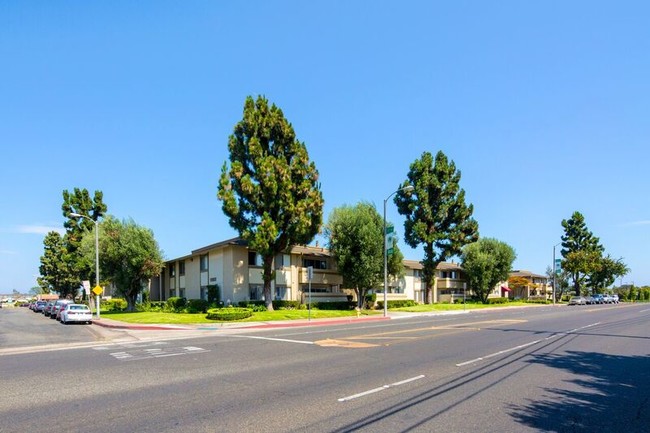 Westgate Villa Apartments in Stanton, CA - Foto de edificio - Building Photo