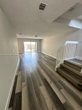 11557 NW 51st Ln in Doral, FL - Foto de edificio - Building Photo