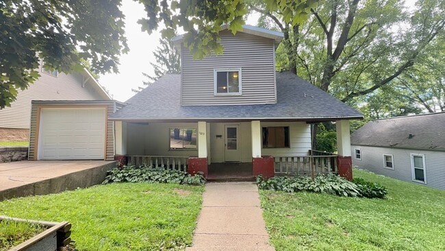 property at 1013 E Forest St