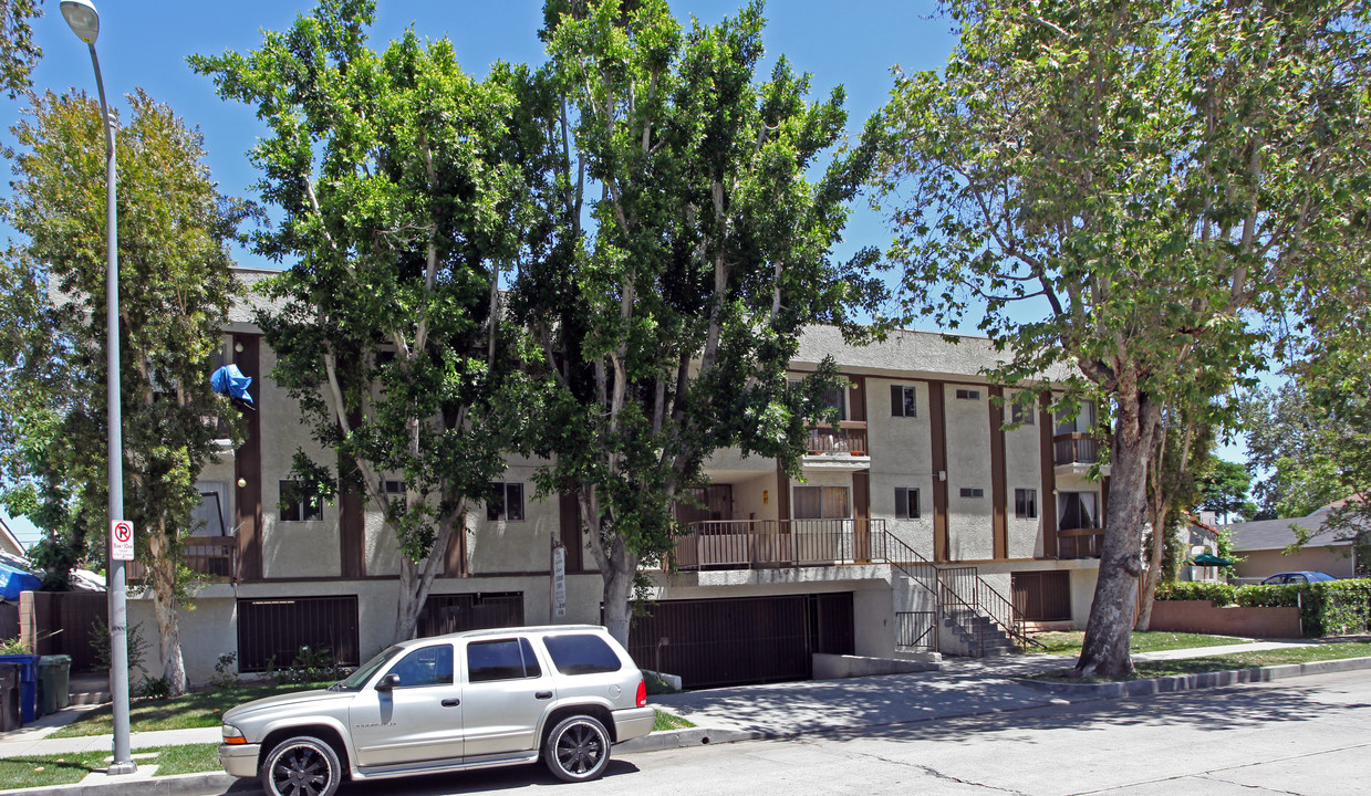 7318 Alabama Ave in Canoga Park, CA - Foto de edificio