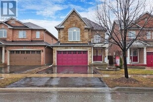 7 Cottinghill Way in Aurora, ON - Building Photo