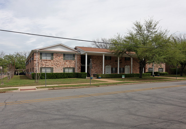 Carriage House in Waxahachie, TX - Foto de edificio - Building Photo