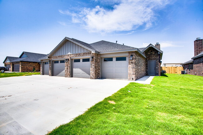 12108 Elkhart Ave in Lubbock, TX - Foto de edificio - Building Photo