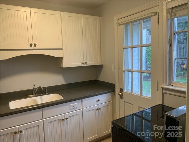 2103 Queens Rd W in Charlotte, NC - Building Photo - Building Photo