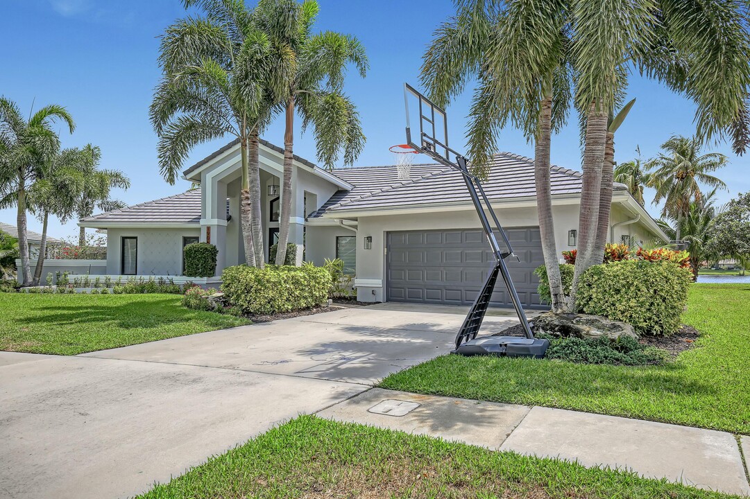 1906 Staimford Cir in Wellington, FL - Building Photo