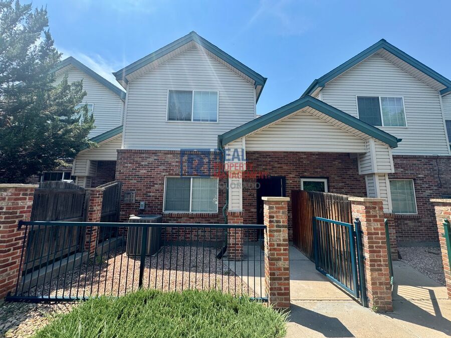 838 S Kalispell Cir in Aurora, CO - Building Photo