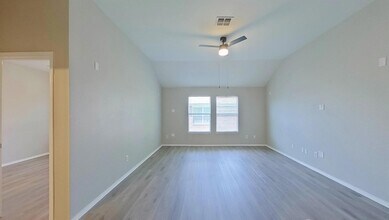 523 Golden Bell Dr in Red Oak, TX - Building Photo - Building Photo