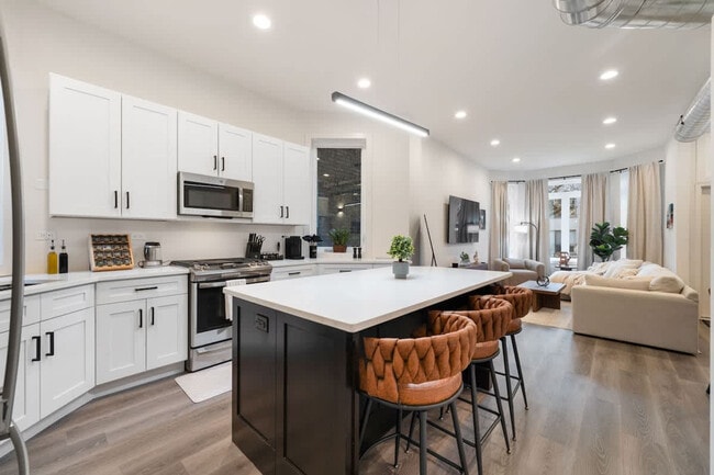 1543 N Claremont Ave in Chicago, IL - Foto de edificio - Building Photo