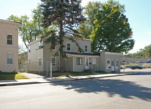 23-25 Race St in Bristol, CT - Foto de edificio - Building Photo