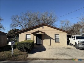 924 Pecan St in Seguin, TX - Building Photo