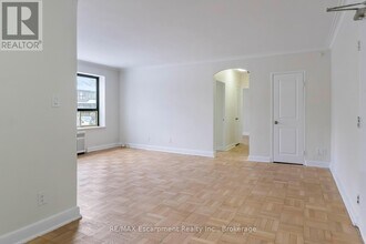 110 S Forster Park Dr in Oakville, ON - Building Photo - Building Photo