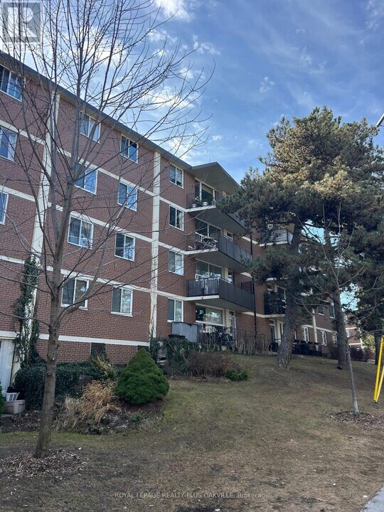80 Coe Hill Dr in Toronto, ON - Building Photo
