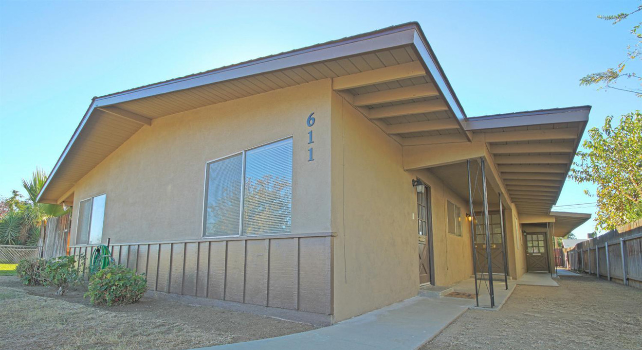 611 WIilson Ave in Bakersfield, CA - Building Photo