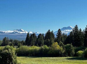 69877 Meadow View Rd in Sisters, OR - Building Photo - Building Photo