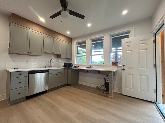 66 Perthshire Rd, Unit 1