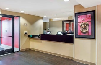 Furnished Studio-Seattle - Everett - North in Everett, WA - Foto de edificio - Building Photo