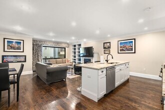 215 Athens St, Unit 4 in Boston, MA - Foto de edificio - Building Photo
