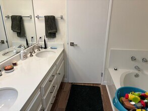 310 Tahiti Way, Unit 204 in Marina Del Rey, CA - Foto de edificio - Building Photo